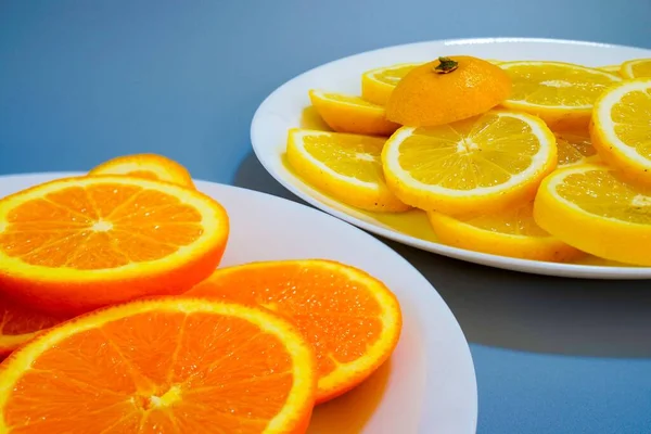 Orangen Und Gelbe Zitronen Auf Einem Teller Einem Sonnigen Tag — Stockfoto