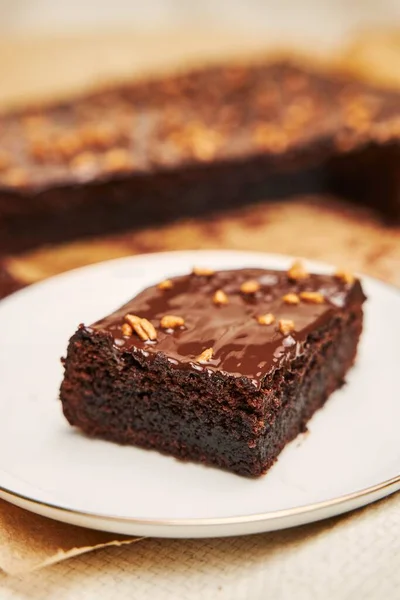 Pedazo Brownie Caramelo Plato Lado Uno Más Grande —  Fotos de Stock