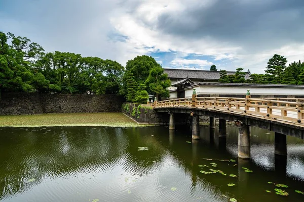 日本の曇り空の下 緑に囲まれた皇居近くの平川橋 — ストック写真