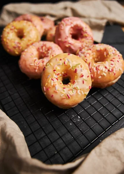 Vários Donuts Fritos Colocados Uma Mesa Preta — Fotografia de Stock