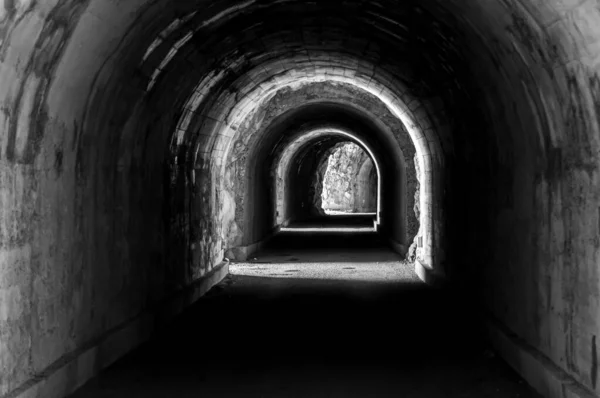 Een Grijsschaal Opname Van Een Gewelfde Betonnen Tunnel Luan Corbeyrier — Stockfoto