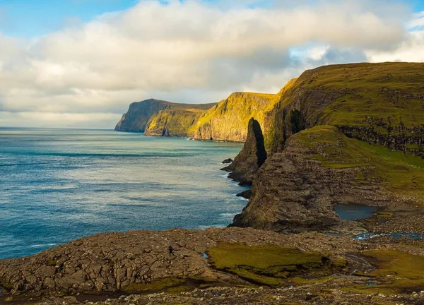 Een Prachtig Landschap Van Rotsachtige Kliffen Aan Zee Faeröer Onder — Stockfoto