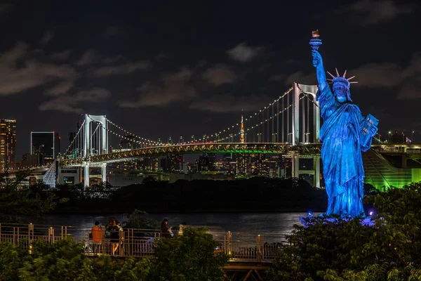 Replika Statuy Wolności Odaiba Otoczona Światłami Tęczowym Mostem Tle — Zdjęcie stockowe