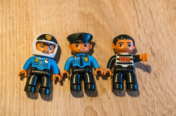 Poznan Poland Mar 2020 Lego Duplo Поліцейські Фігурки Полонених Лежать — стокове фото