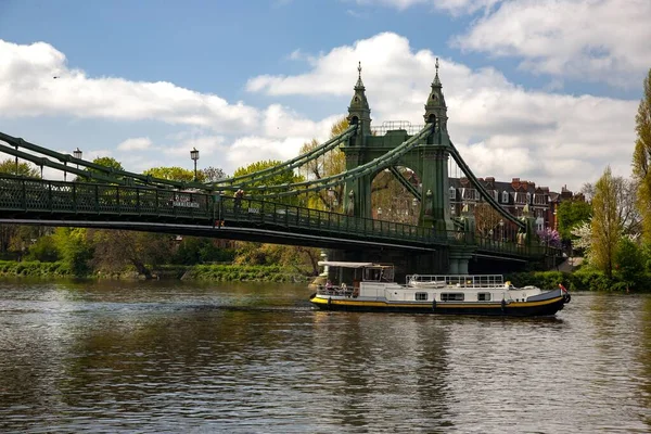 Een Schip Passeert Onder Hammersmith Bridge Londen — Stockfoto