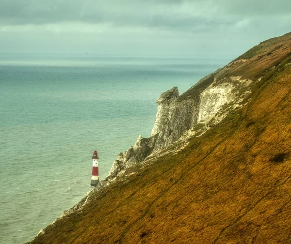 Beau Paysage Une Falaise Rocheuse Verte Bord Mer Sous Ciel — Photo