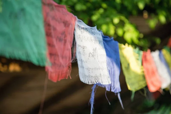 Primer Plano Varias Banderas Oración Colores Colgando Cuerda Bajo Sol — Foto de Stock