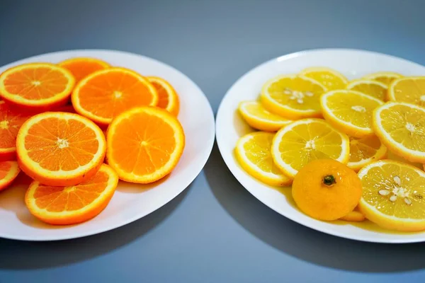 Pomeranče Žluté Citróny Talíři Slunečného Dne Vitamín Bomba — Stock fotografie