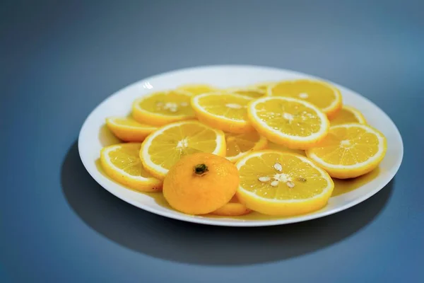 Citrons Jaunes Sur Une Assiette Par Une Journée Ensoleillée Bombe — Photo