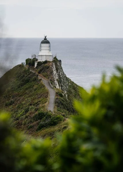 Nugget Point Fyr Ett Berg Framför Vattnet Nya Zeeland — Stockfoto