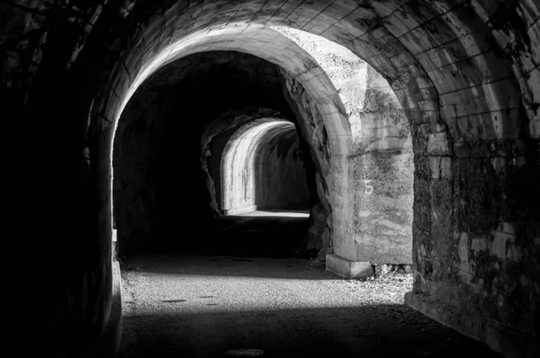 Gråskalebild Välvd Betongtunnel Luan Corbeyrier Schweiz — Stockfoto