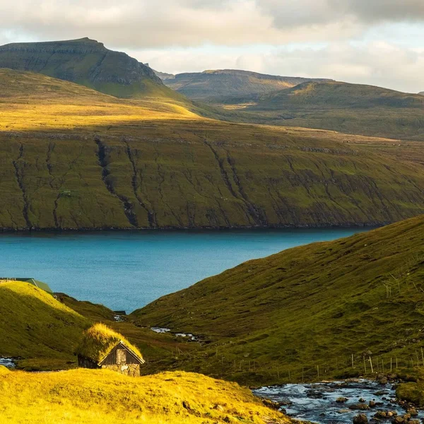 Hermoso Paisaje Verdes Acantilados Junto Mar Las Islas Feroe Bajo — Foto de Stock