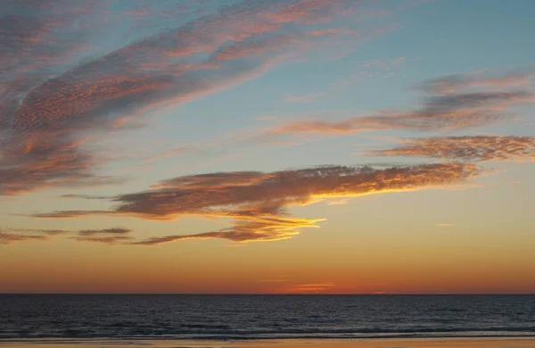 Una Puesta Sol Cielo Sobre Playa Palmar Cádiz España —  Fotos de Stock