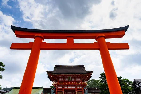 Nízký Úhel Záběru Toriovy Brány Proti Zatažené Obloze Fushimi Inari — Stock fotografie