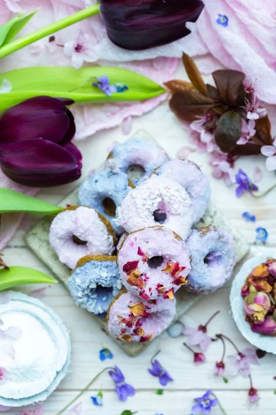 Sebuah Gambar Vertikal Sudut Tinggi Dari Beberapa Donat Vegan Biru — Stok Foto