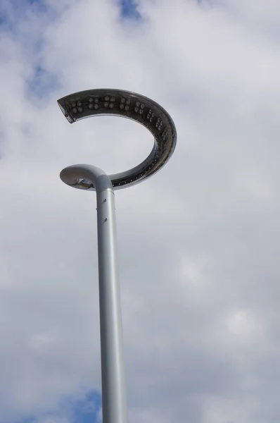 Ein Niedriger Winkel Einer Straßenlaterne Mit Modernem Design Vor Einem — Stockfoto