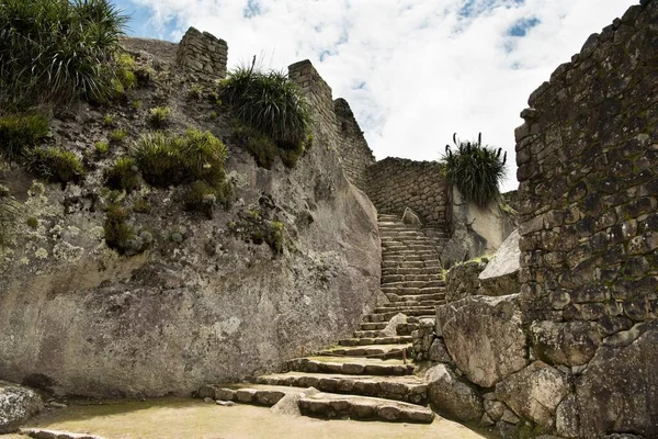 Egy Lépcső Machu Picchu Citadellánál Egy Felhős Égbolttal Szemben Urubamba — Stock Fotó