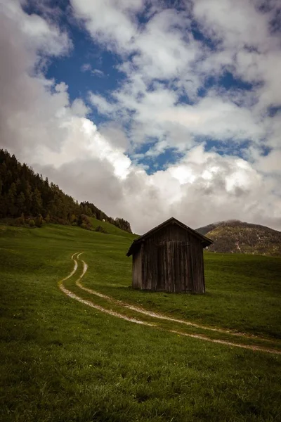 Vecchio Fienile Legno Una Collina Coperta Verde Sotto Luce Del — Foto Stock