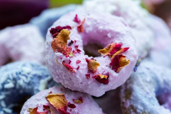 Sebuah Gambar Closeup Dari Donat Vegan Ungu Dan Biru Ditutupi — Stok Foto