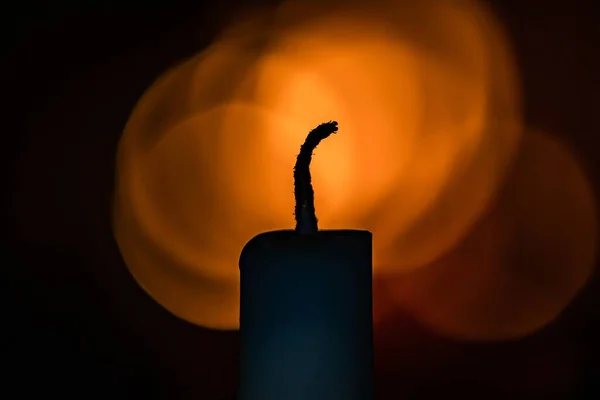 Detailní Záběr Siluety Svíčky Rozmazaným Oranžovým Světlem Pozadí — Stock fotografie