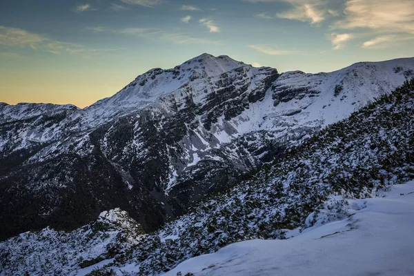 西班牙安克雷奇山脉的一张广角照片 上面覆盖着雪 — 图库照片
