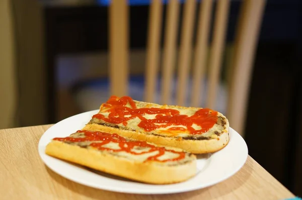 Foyer Doux Tranches Pain Avec Ketchup Sur Une Assiette Blanche — Photo