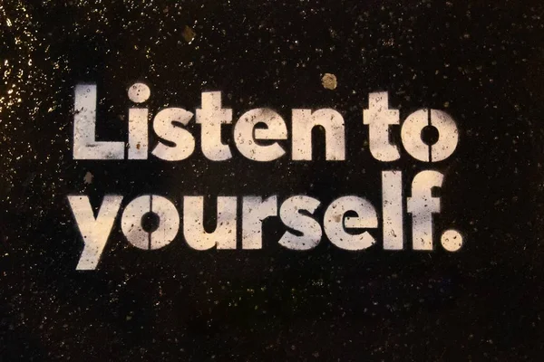 Overhead Shot Inspirational Quote Stating Listen Yourself Ground Covered Various — Stock Photo, Image