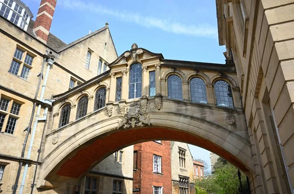 英国牛津在阳光和蓝天下的叹息桥的低角度视图 — 图库照片