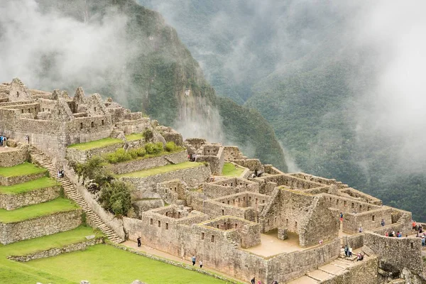 在秘鲁的乌鲁班巴 美丽的Machu Picchu城堡的一个很高的角度被多雾的山脉环绕着 — 图库照片