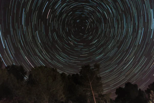 Een Prachtige Lange Belichtingsopname Van Sterrensporen Die Cirkelvormige Lichtpatronen Creëren — Stockfoto