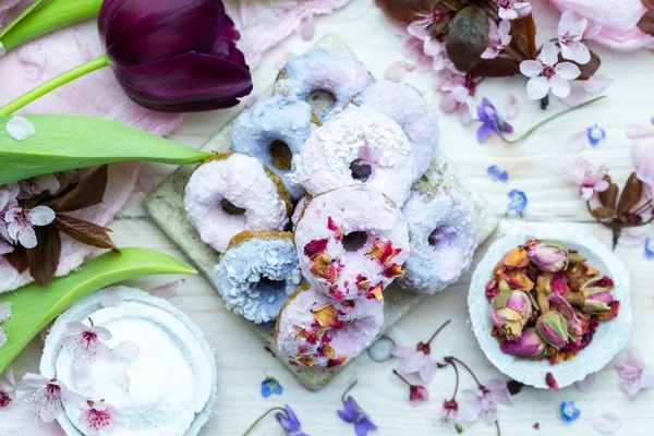 Sebuah Gambar Sudut Yang Tinggi Dari Beberapa Donat Vegan Biru — Stok Foto