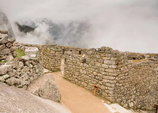 Die Rekonstruierten Mauern Der Von Nebel Umgebenen Zitadelle Machu Picchu — Stockfoto