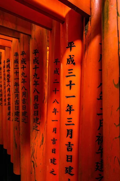Крупный План Колонн Ворот Тори Красивыми Резными Японскими Текстами Храме — стоковое фото