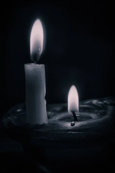 Vertikální Detailní Záběr Dvou Hořících Svíček Černým Pozadím — Stock fotografie