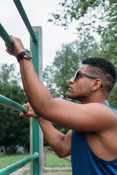 Jovem Homem Apto Com Penteado Legal Exercitando Parque Subindo Escada — Fotografia de Stock