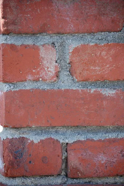 Vertikal Närbild Skott Kullerstensvägg Med Röda Rektangulära Plattor — Stockfoto
