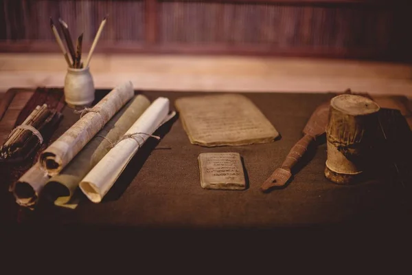 Een Close Van Perkament Rollen Met Oude Gereedschappen Tafel Onder — Stockfoto