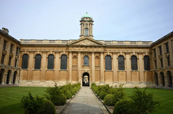 イギリスのオックスフォードにあるThe Queen Collegeの美しいショットを背景に青い空 — ストック写真