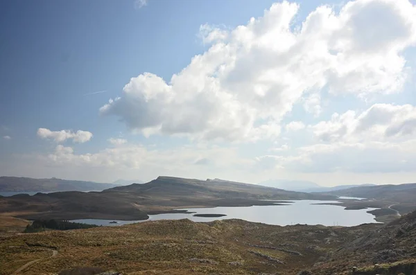 Skoçya Bulutlu Gökyüzünün Altında Güzel Bir Dağ Göl Manzarası — Stok fotoğraf