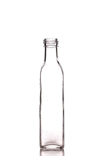 Strzał Zbliżeniowy Pustej Szklanej Butelki Wyizolowanej Białym Tle — Zdjęcie stockowe