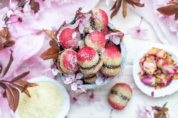 Sebuah Gambar Sudut Yang Tinggi Dari Semangkuk Kue Persik Vegan — Stok Foto