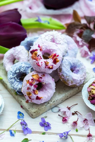 Sebuah Gambar Vertikal Sudut Tinggi Dari Beberapa Donat Biru Dan — Stok Foto