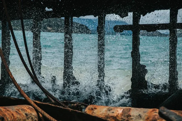 浜辺の難破船のフレームに水を撒く美しいイメージ — ストック写真