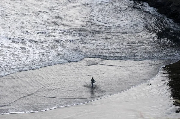 Surfista Que Caminha Mar Enquanto Segura Uma Prancha Surf Nova — Fotografia de Stock