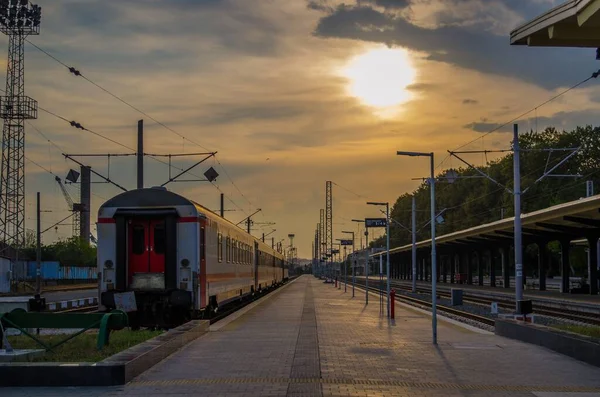 Tågstation Molnig Himmel Med Solen Skiner Bakom Molnen — Stockfoto