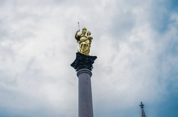 Eine Flache Aufnahme Einer Religiösen Goldenen Statue Unter Einem Bewölkten — Stockfoto