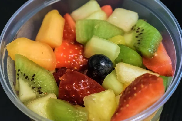 Tiro Close Uma Tigela Com Frutas Fatiadas — Fotografia de Stock
