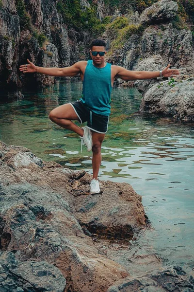 Joven Forma Hombre Con Gafas Sol Haciendo Yoga Equilibrándose Una — Foto de Stock