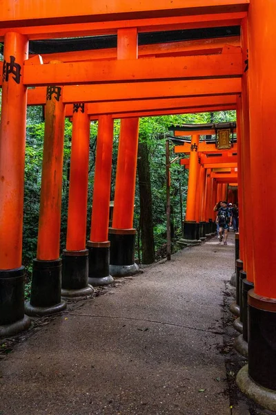 京都の鳥居が何千も並ぶ伏見稲荷神社の美しい道 — ストック写真