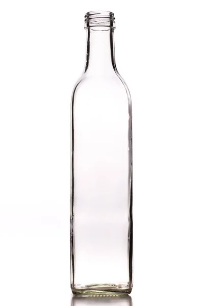 Strzał Zbliżeniowy Pustej Szklanej Butelki Wyizolowanej Białym Tle — Zdjęcie stockowe